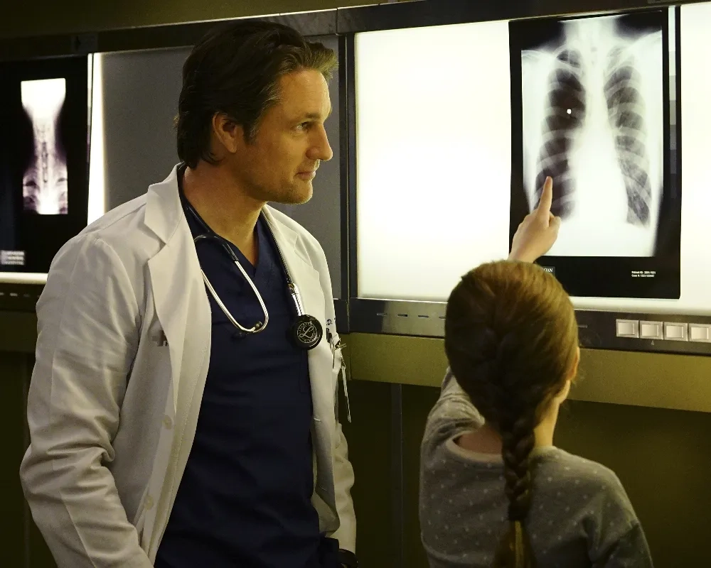 Martin Henderson and Darby Camp in Grey's Anatomy (2005)