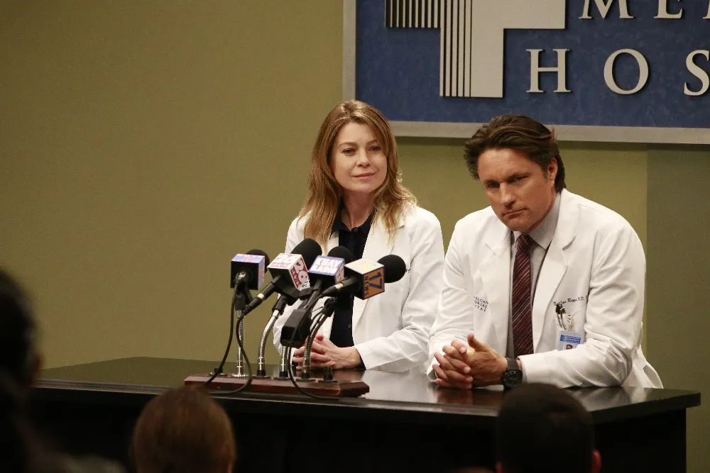 Martin Henderson and Ellen Pompeo in Grey's Anatomy (2005)