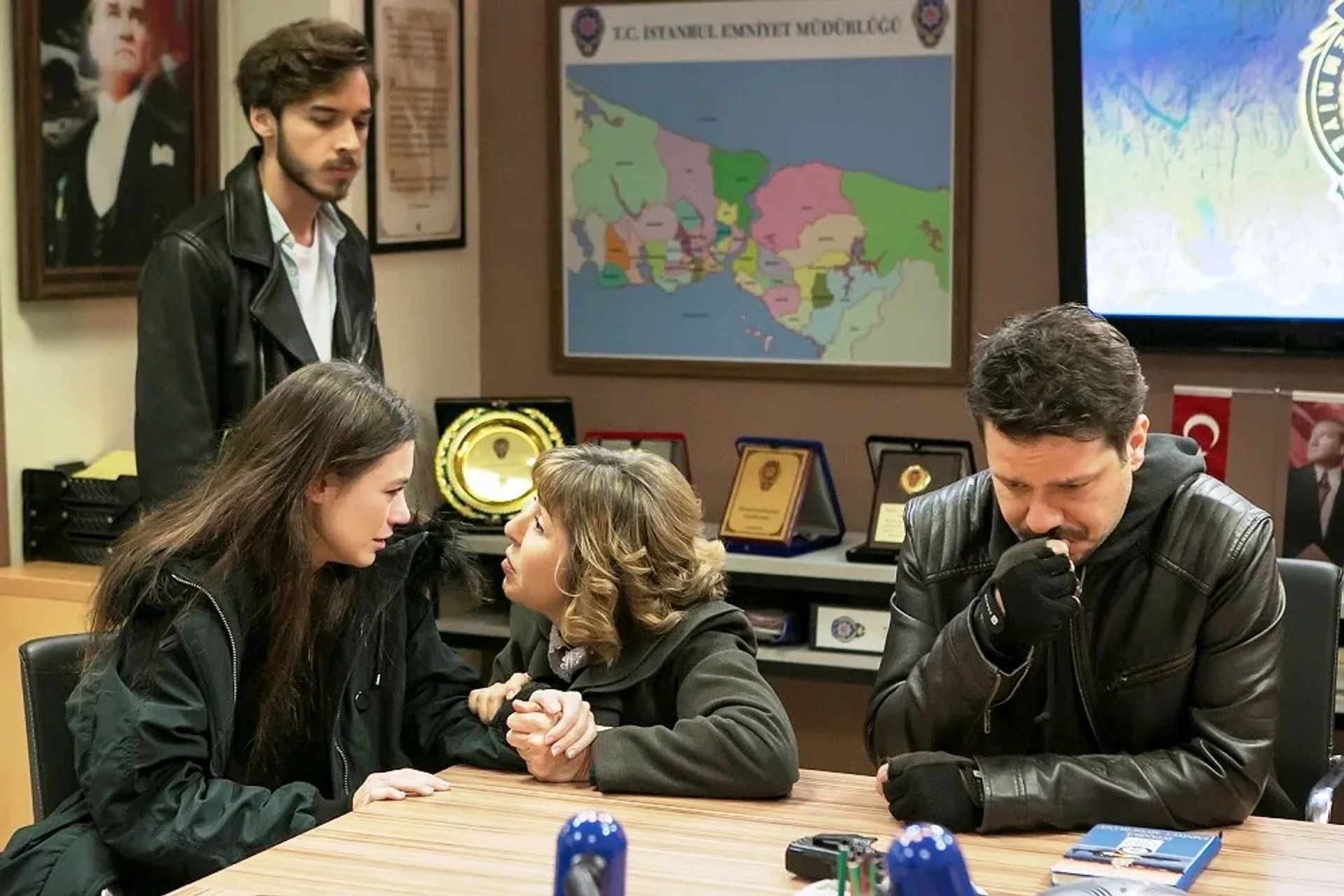 Nazli Tosunoglu, Yüsra Geyik, Onur Bay, and Alp Korkmaz in Back Streets (2006)