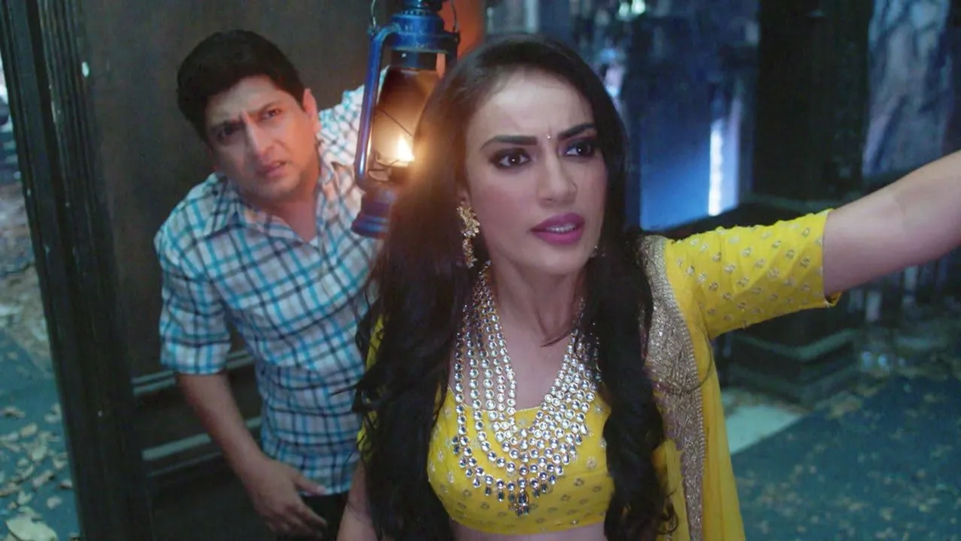 Surbhi Jyoti and Saptrishi Ghosh in Naagin (2015)