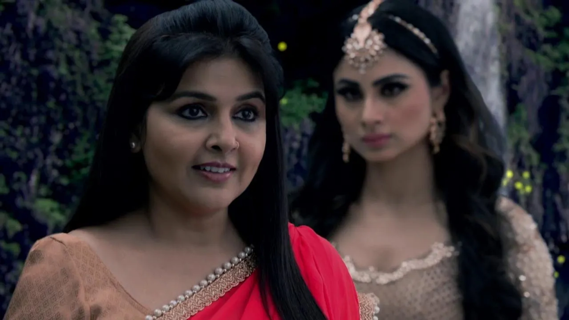 Mouni Roy and Pyumori Mehta in Naagin (2015)