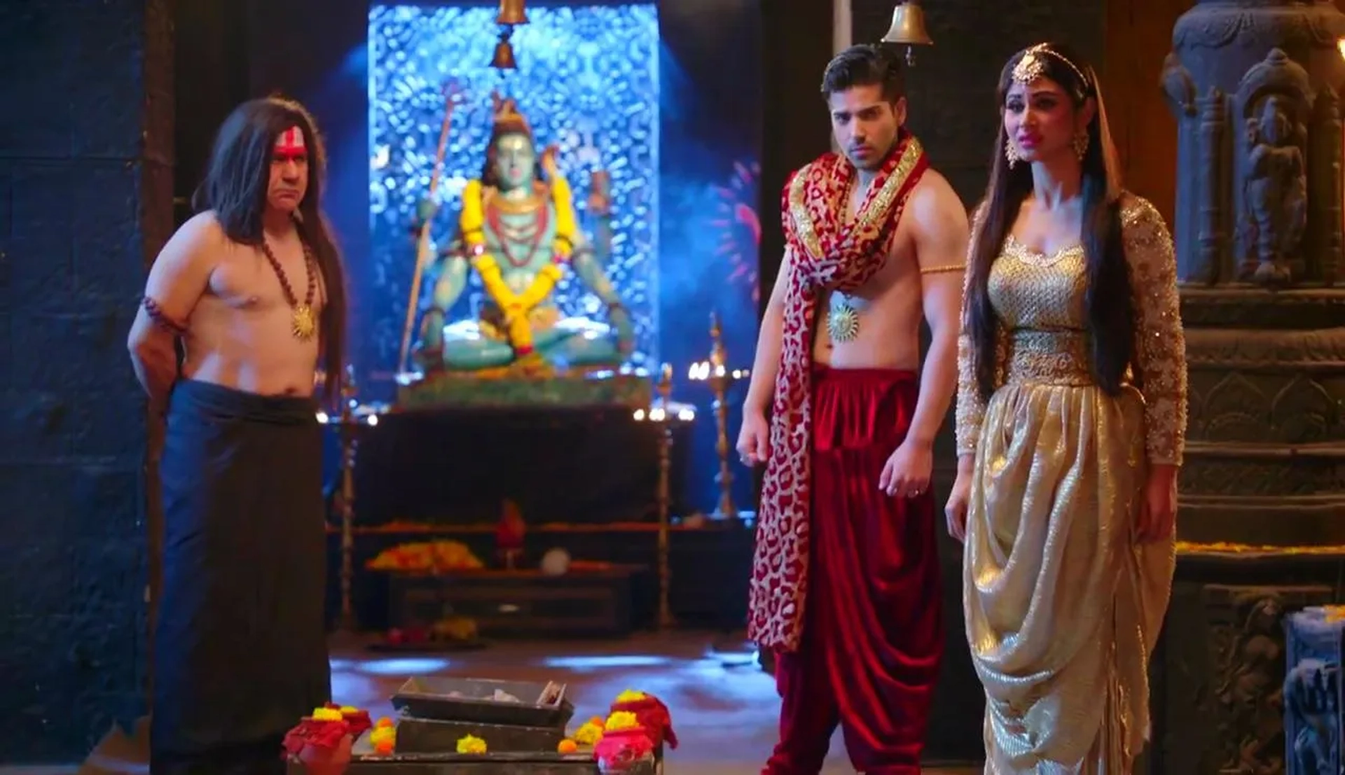 Mouni Roy and Kinshuk Mahajan in Naagin (2015)