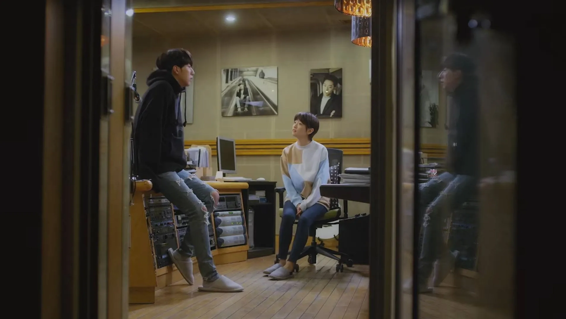 Jung Shin Lee and Park So-dam in Cinderella and the Four Knights (2016)