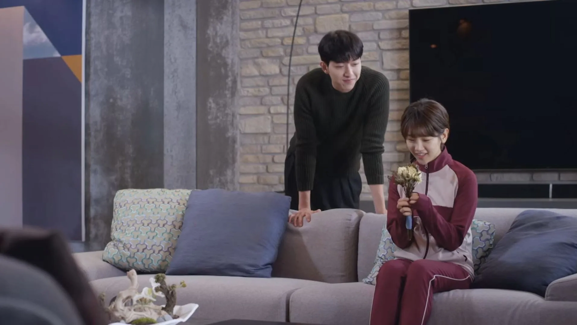Jung Shin Lee and Park So-dam in Cinderella and the Four Knights (2016)