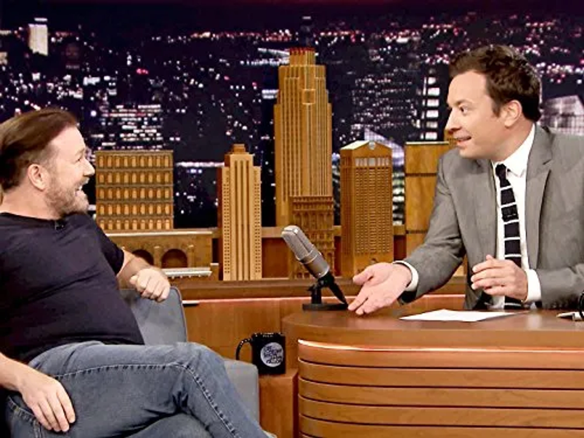 Jimmy Fallon and Ricky Gervais in The Tonight Show Starring Jimmy Fallon (2014)