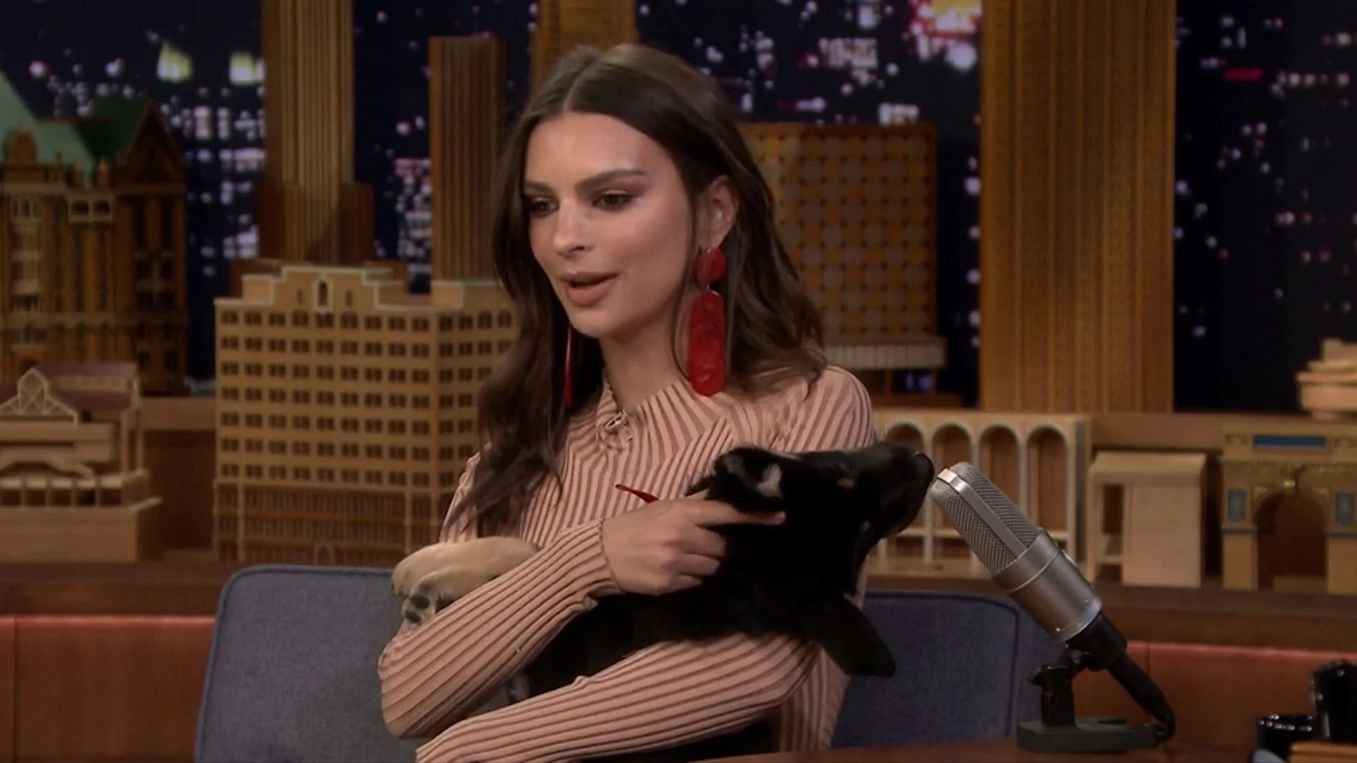 Emily Ratajkowski in The Tonight Show Starring Jimmy Fallon: Dana Carvey/Emily Ratajkowski/Colombo/Chloe Hilliard (2019)