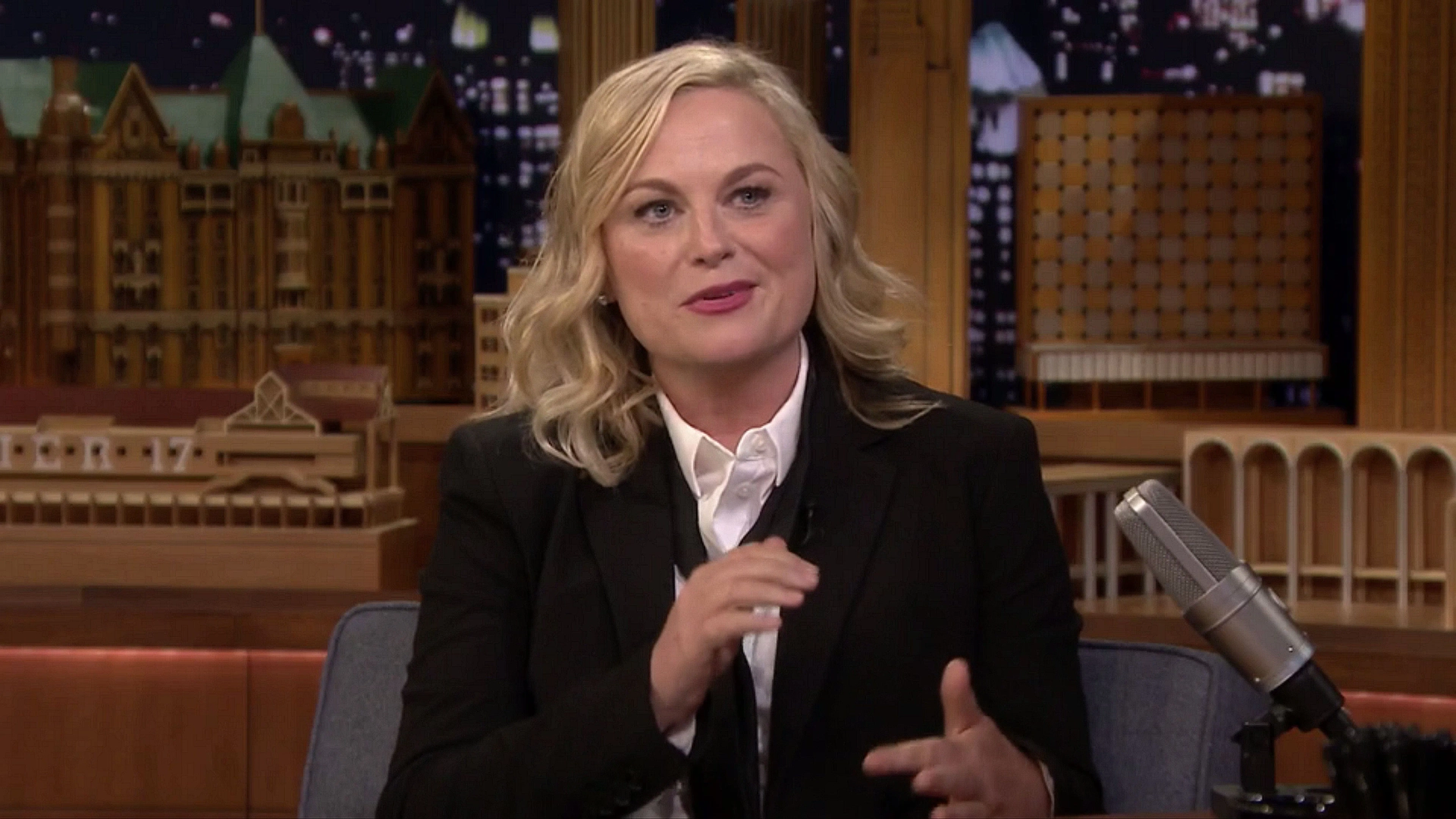 Amy Poehler in The Tonight Show Starring Jimmy Fallon: Amy Poehler/Ryan Eggold/Vampire Weekend (2019)