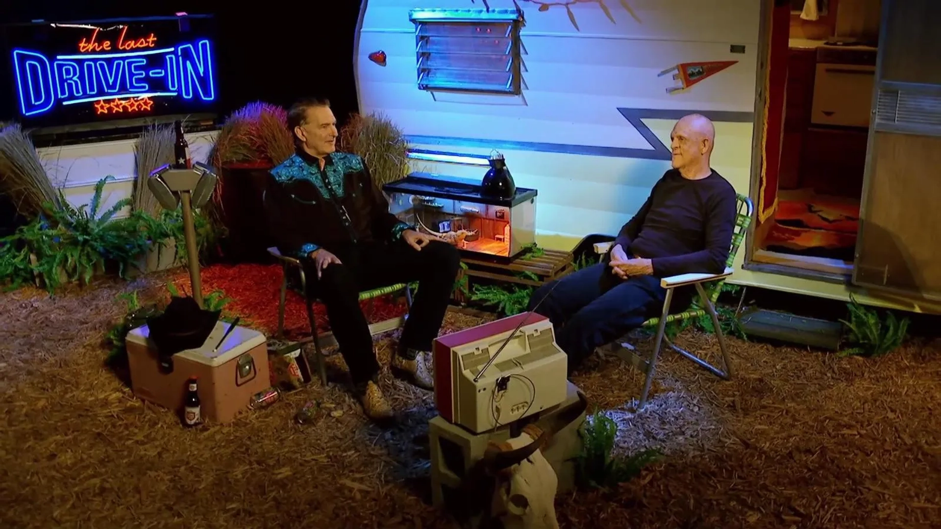 Michael Berryman and John Bloom in The Last Drive-In with Joe Bob Briggs (2018)