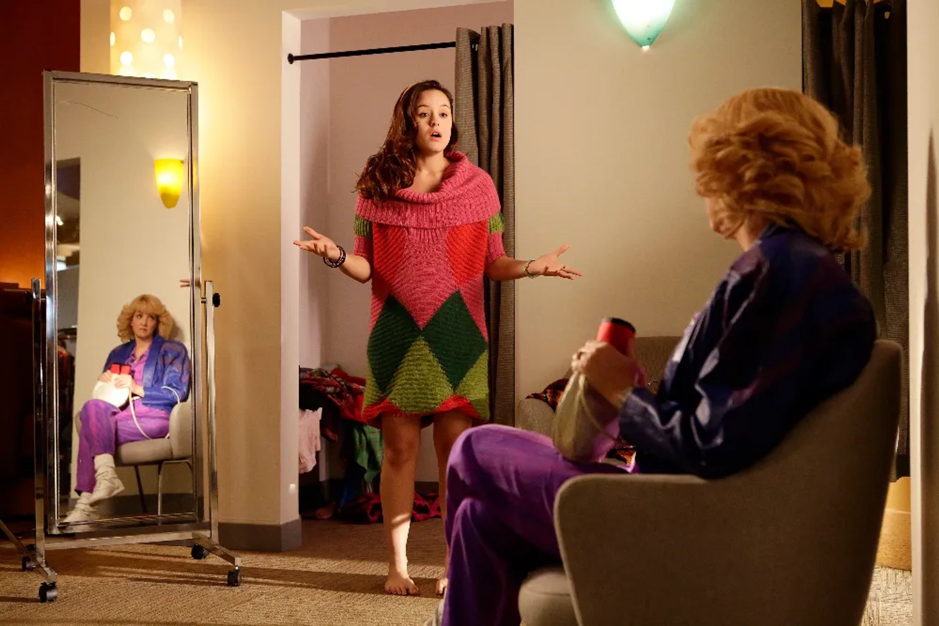 Wendi McLendon-Covey and Hayley Orrantia in The Goldbergs (2013)