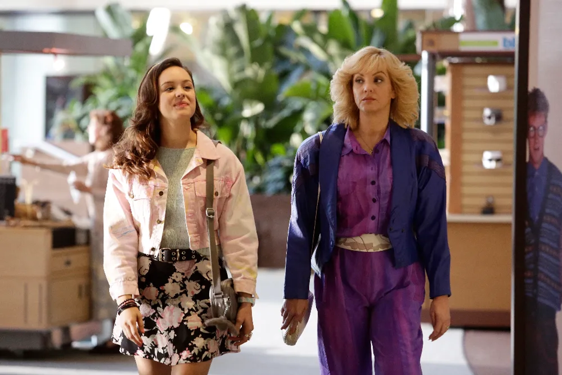 Wendi McLendon-Covey and Hayley Orrantia in The Goldbergs (2013)