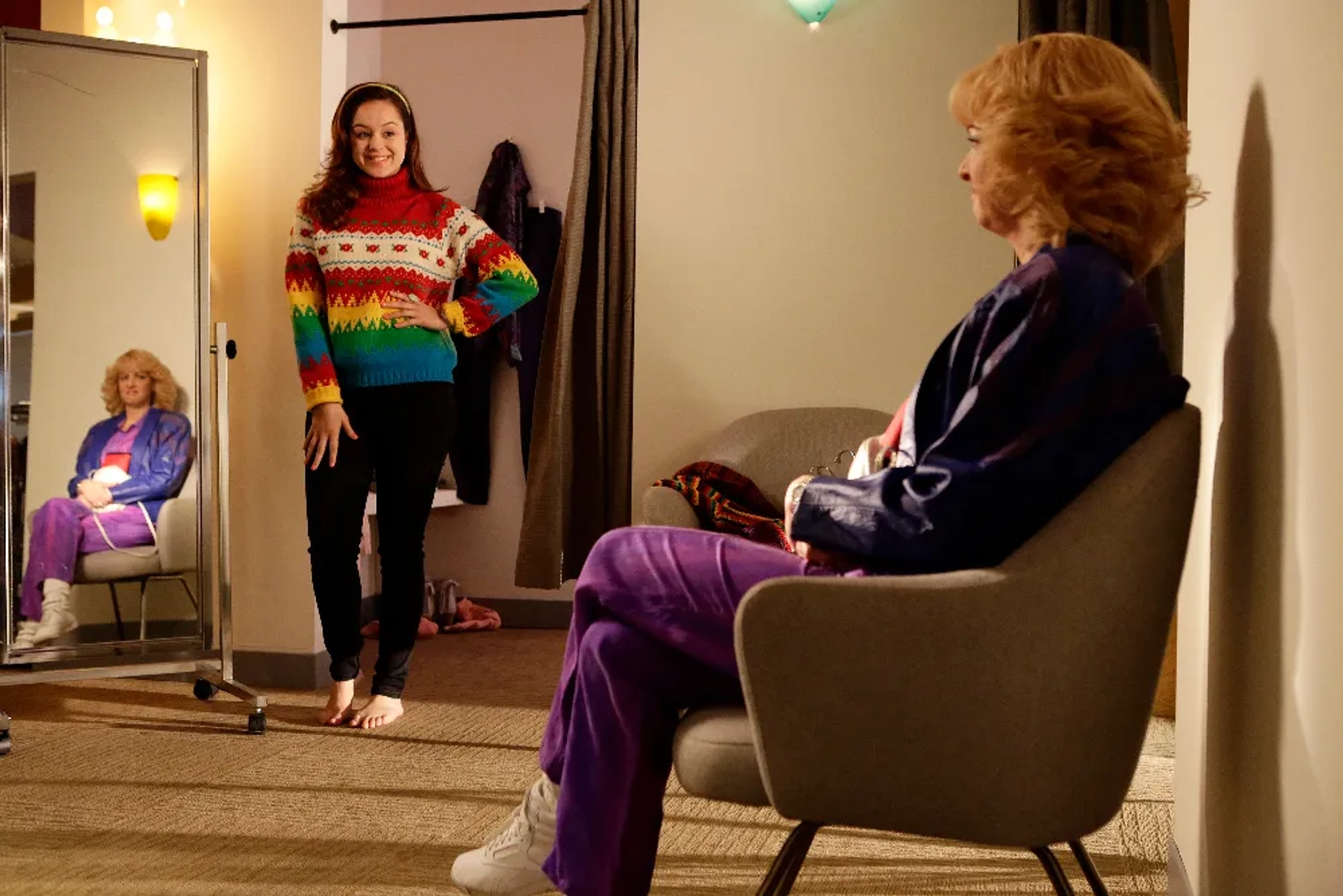 Wendi McLendon-Covey and Hayley Orrantia in The Goldbergs (2013)