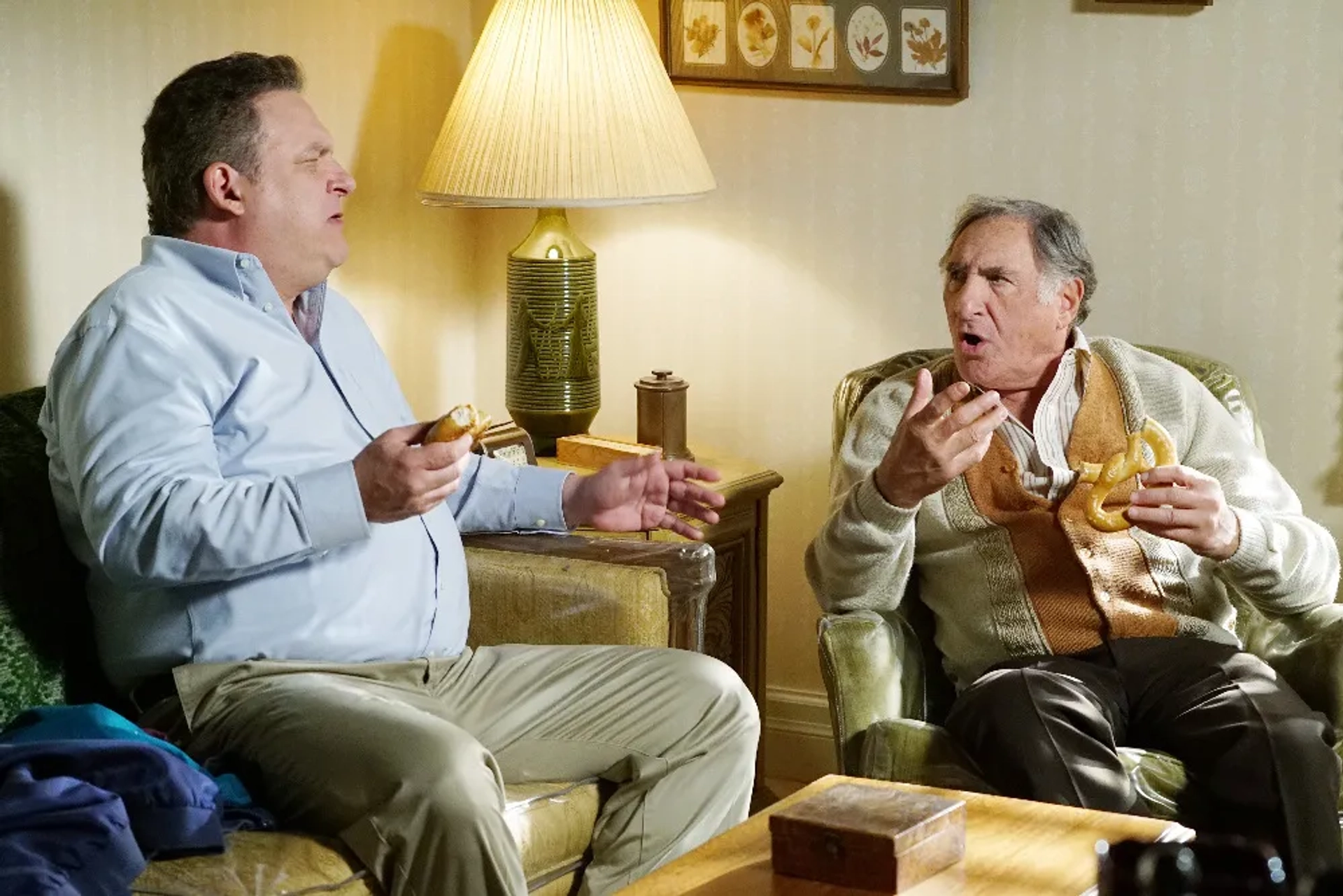 Judd Hirsch and Jeff Garlin in The Goldbergs (2013)