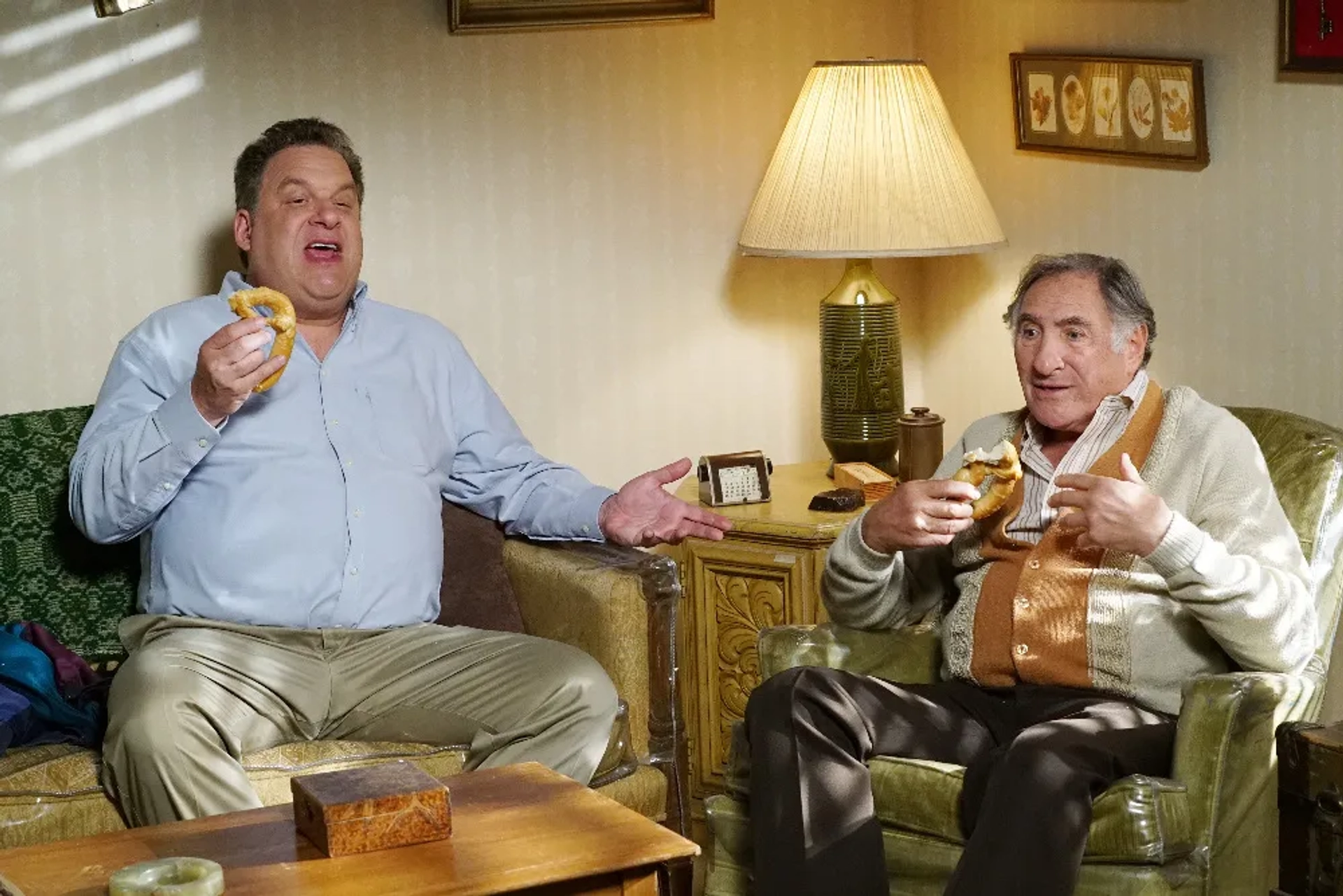 Judd Hirsch and Jeff Garlin in The Goldbergs (2013)