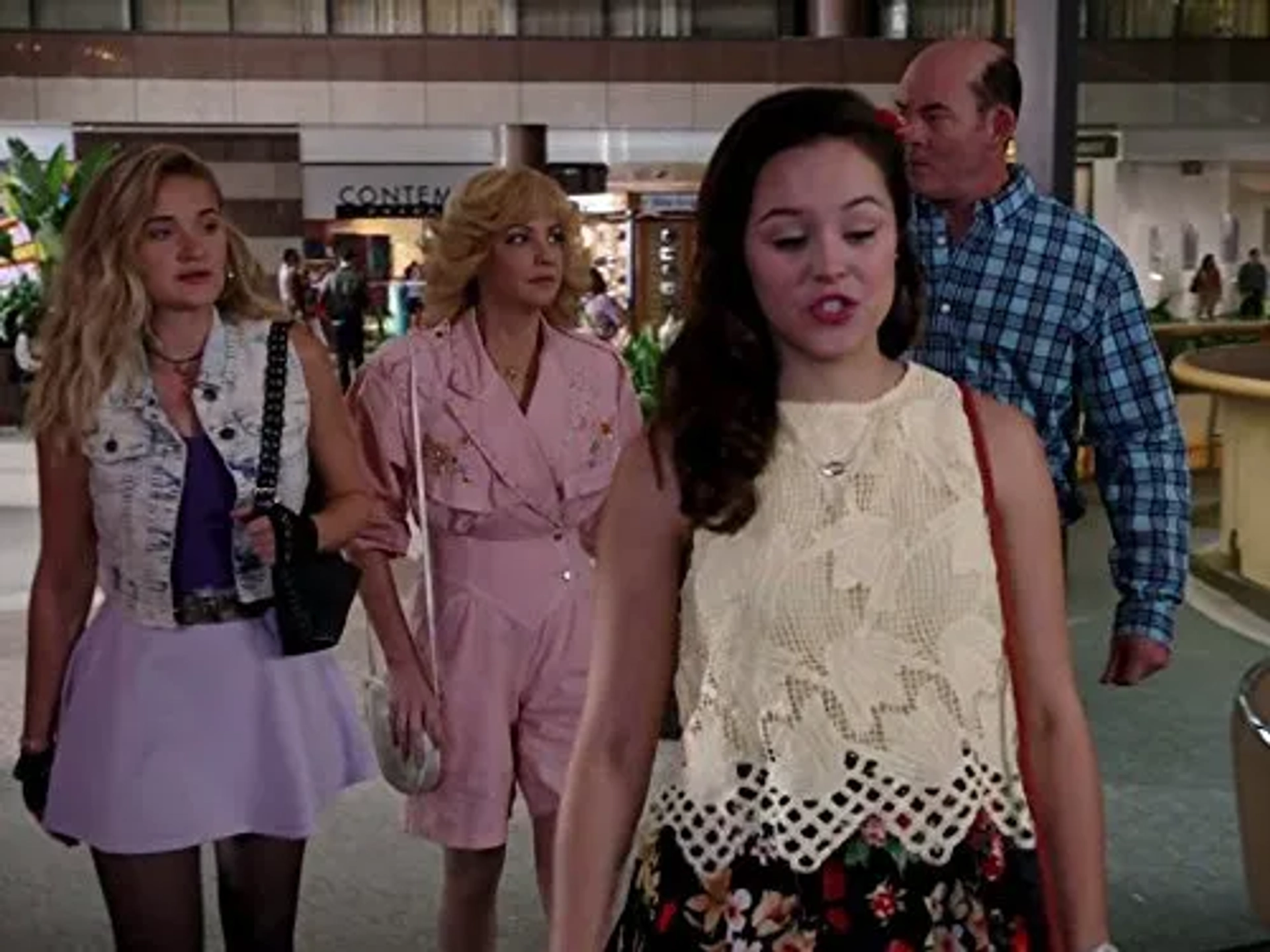 David Koechner, Wendi McLendon-Covey, AJ Michalka, and Hayley Orrantia in The Goldbergs (2013)