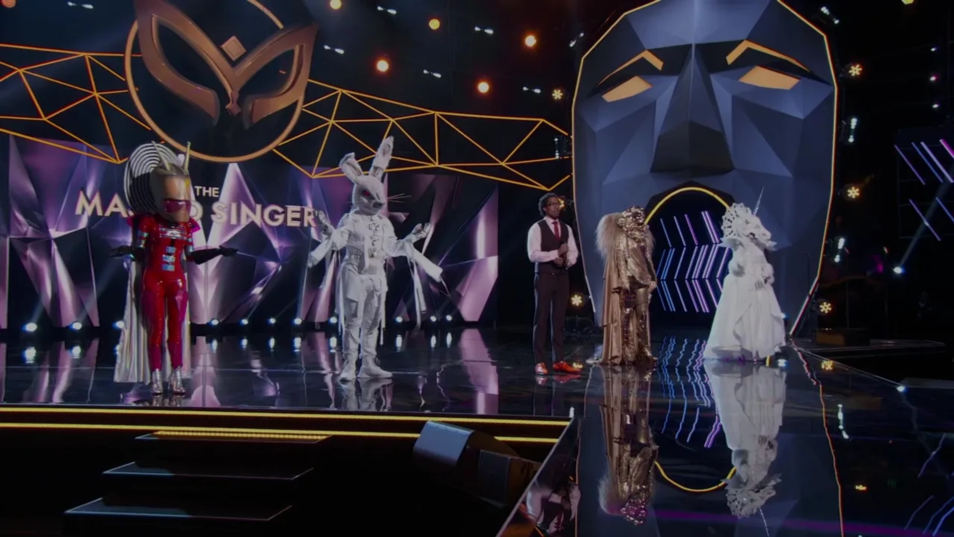 Tori Spelling, Joey Fatone, Nick Cannon, La Toya Jackson, and Rumer Willis in The Masked Singer (2019)