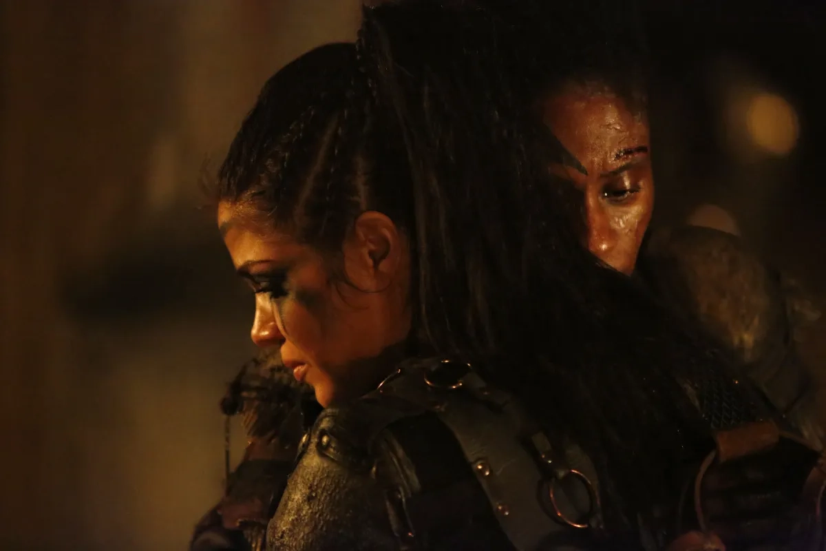 Adina Porter and Marie Avgeropoulos in The 100 (2014)