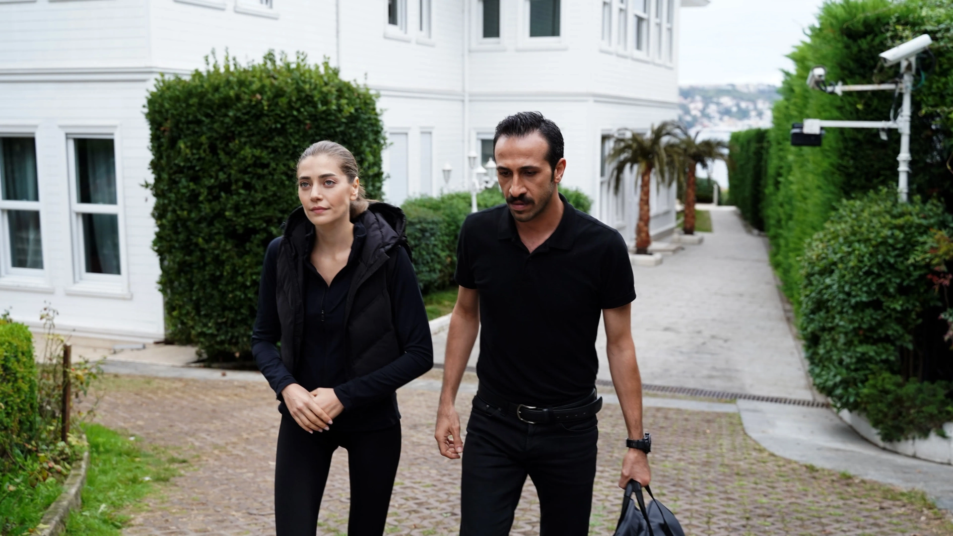 Öznur Serçeler and Ersin Arici in Golden Boy (2022)