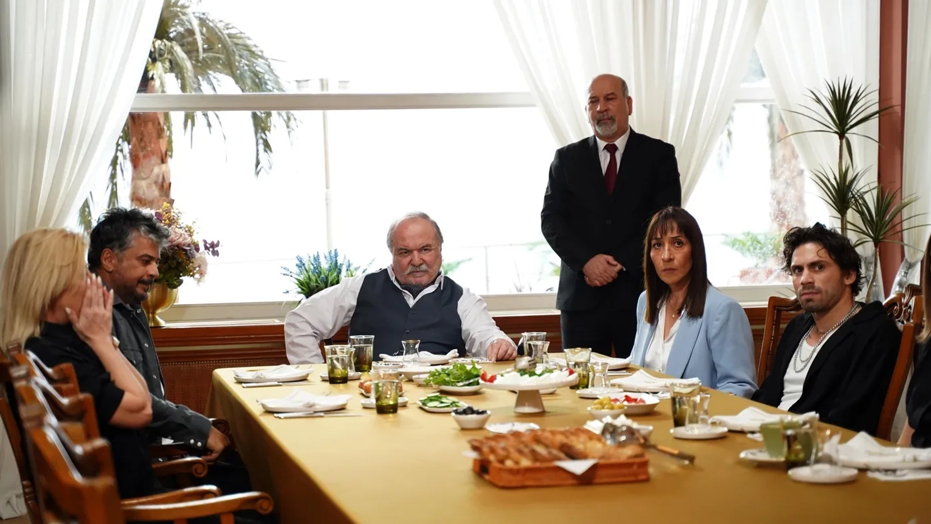 Çetin Tekindor, Taro Emir Tekin, Emre Altug, Binnur Kaya, Gözde Kansu, and Yigit Tuncay in Golden Boy (2022)