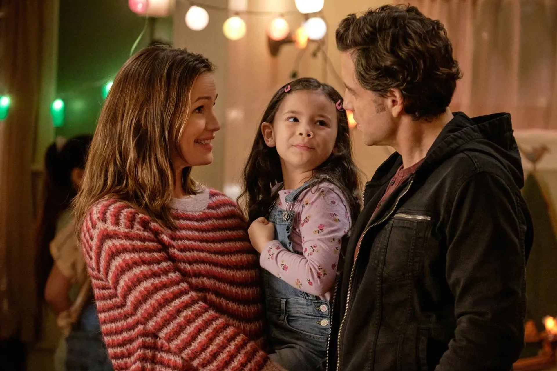 Jennifer Garner, Edgar Ramírez, and Everly Carganilla in Yes Day (2021)