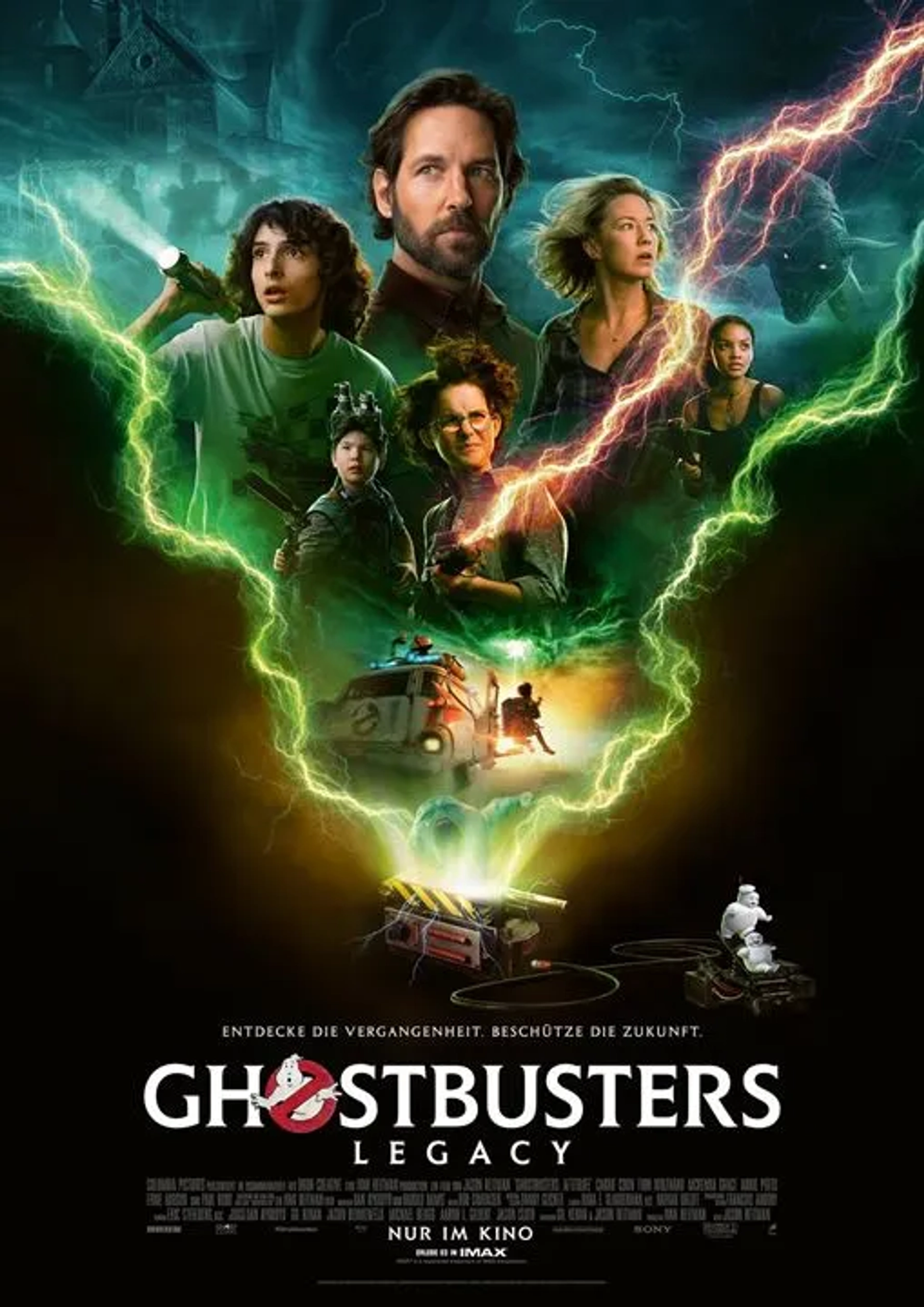 Paul Rudd, Logan Kim, Carrie Coon, Mckenna Grace, Finn Wolfhard, and Celeste O'Connor in Ghostbusters: Afterlife (2021)