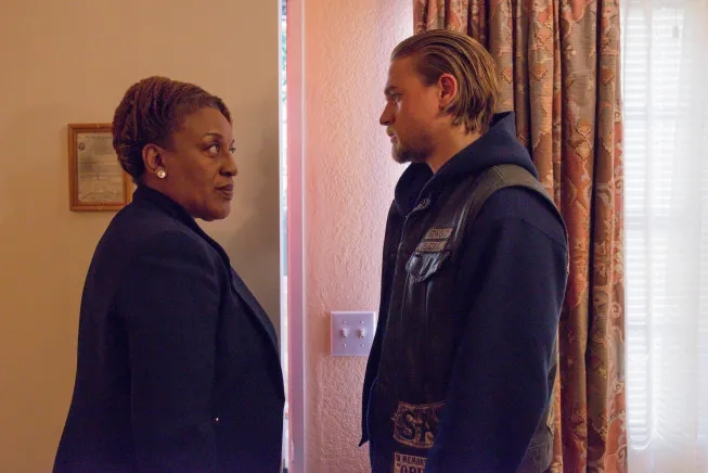 CCH Pounder and Charlie Hunnam in Sons of Anarchy (2008)