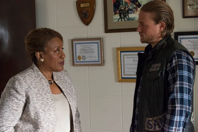 CCH Pounder and Charlie Hunnam in Sons of Anarchy (2008)