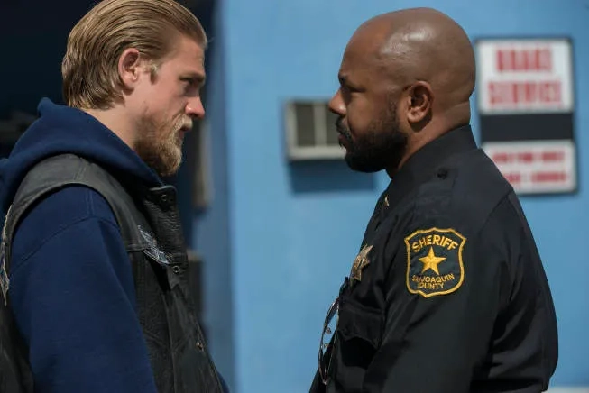 Rockmond Dunbar and Charlie Hunnam in Sons of Anarchy (2008)