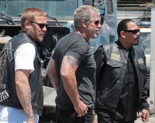 Ron Perlman, Charlie Hunnam, and Emilio Rivera in Sons of Anarchy (2008)