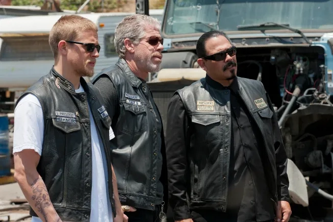 Ron Perlman, Charlie Hunnam, and Emilio Rivera in Sons of Anarchy (2008)