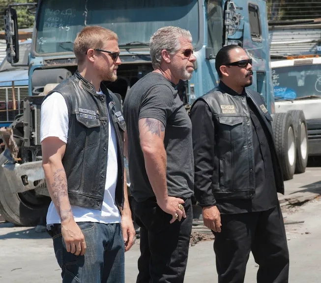 Ron Perlman, Charlie Hunnam, and Emilio Rivera in Sons of Anarchy (2008)