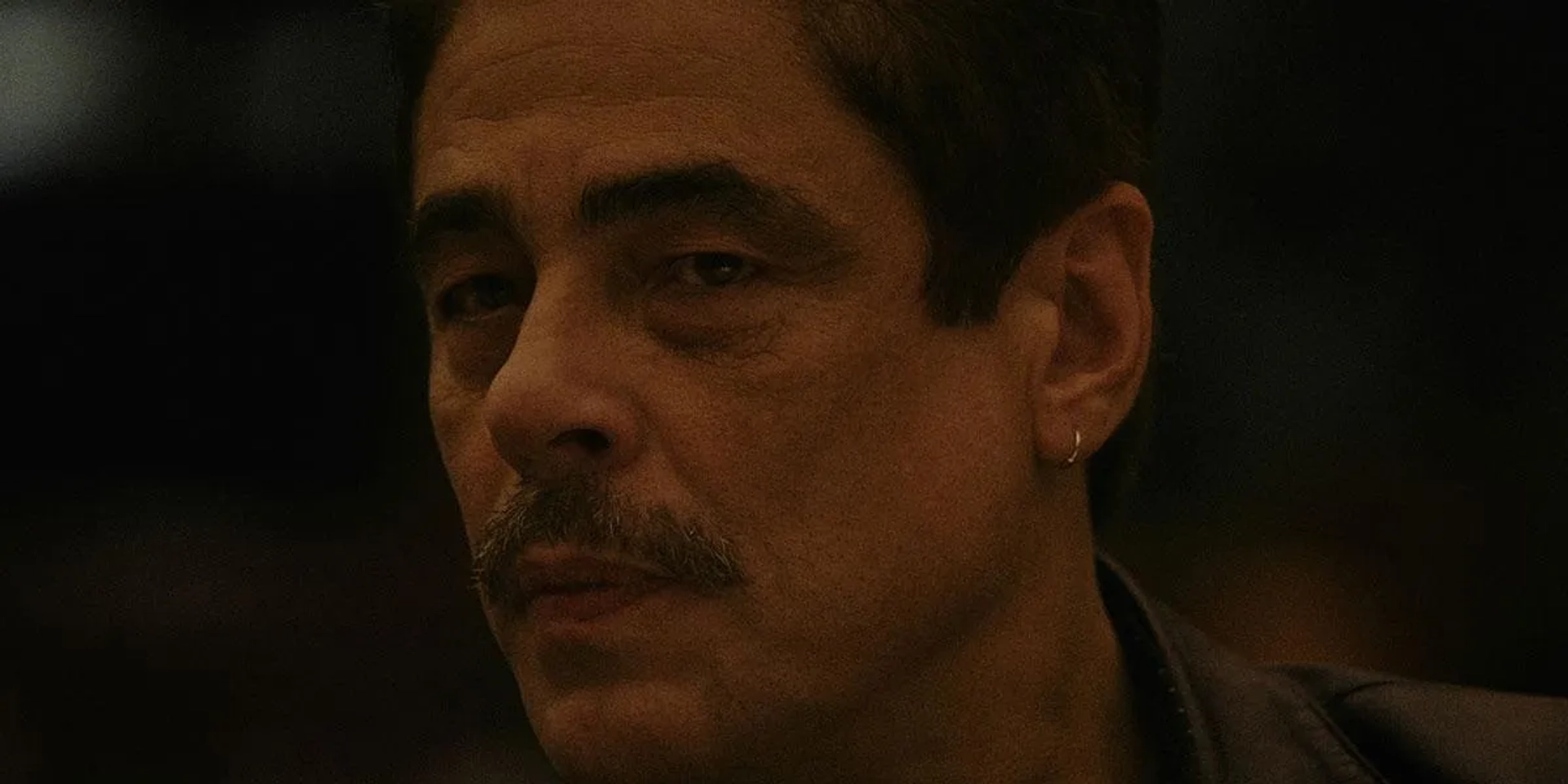 Benicio Del Toro in Reptile (2023)