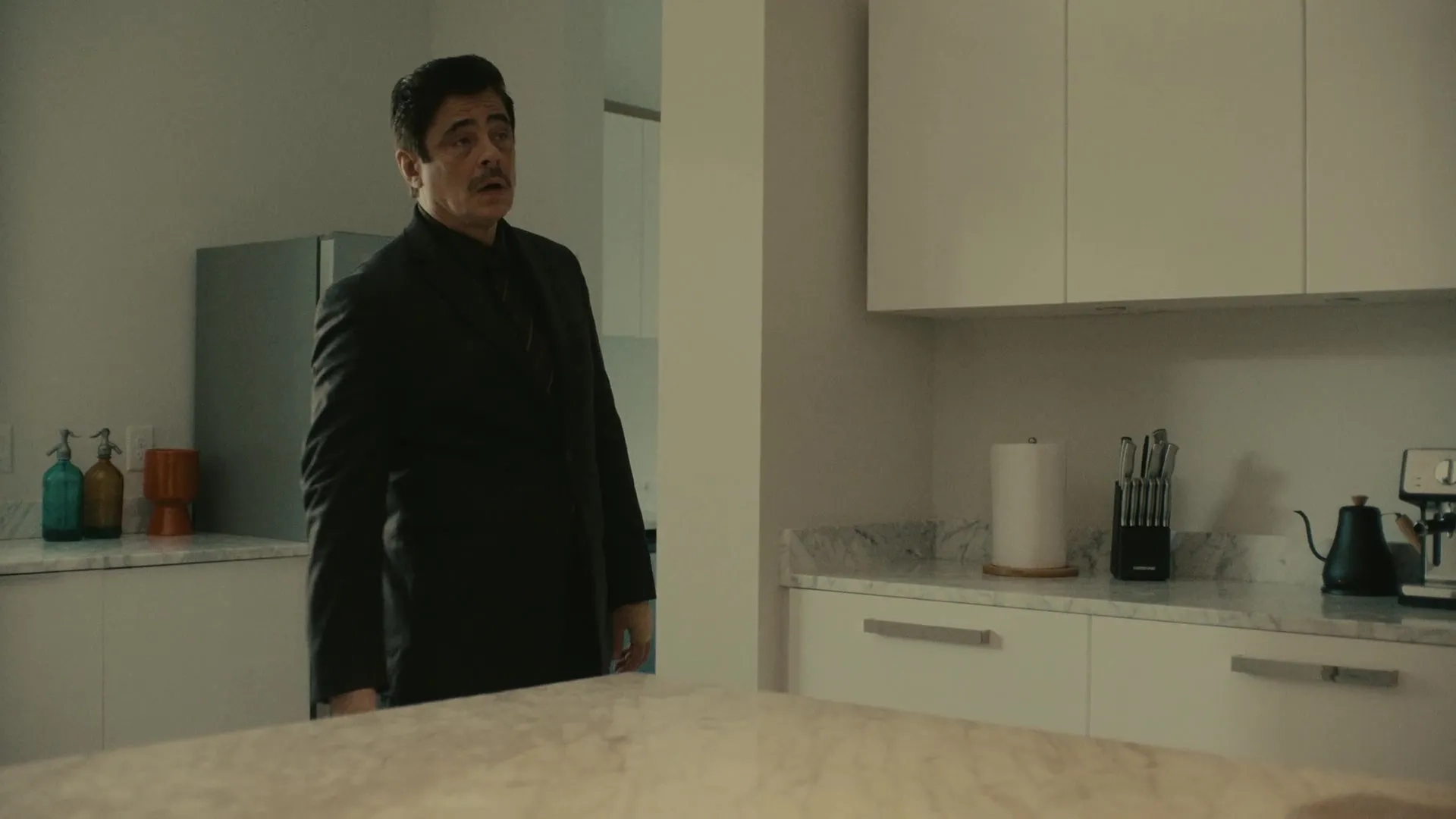 Benicio Del Toro in Reptile (2023)