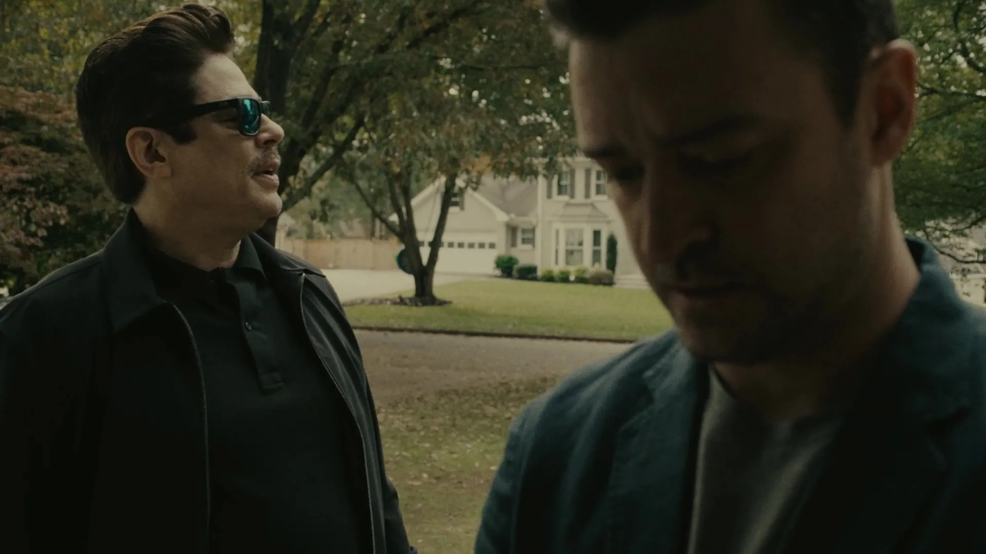 Benicio Del Toro and Justin Timberlake in Reptile (2023)