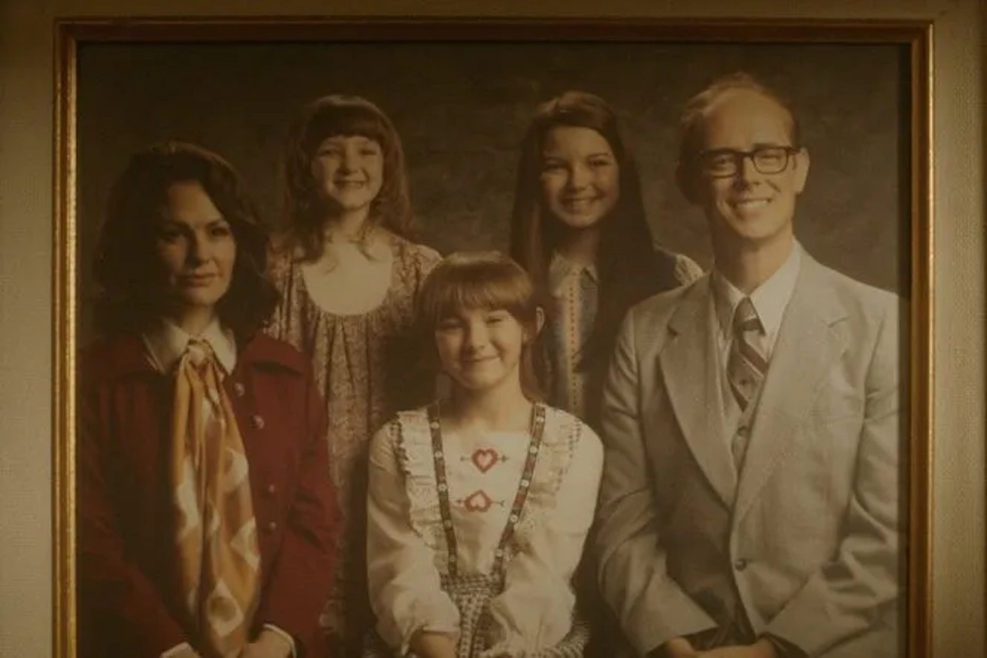 Anna Paquin, Colin Hanks, Elle Lisic, Hendrix Yancey, and Mila Harris in A Friend of the Family (2022)