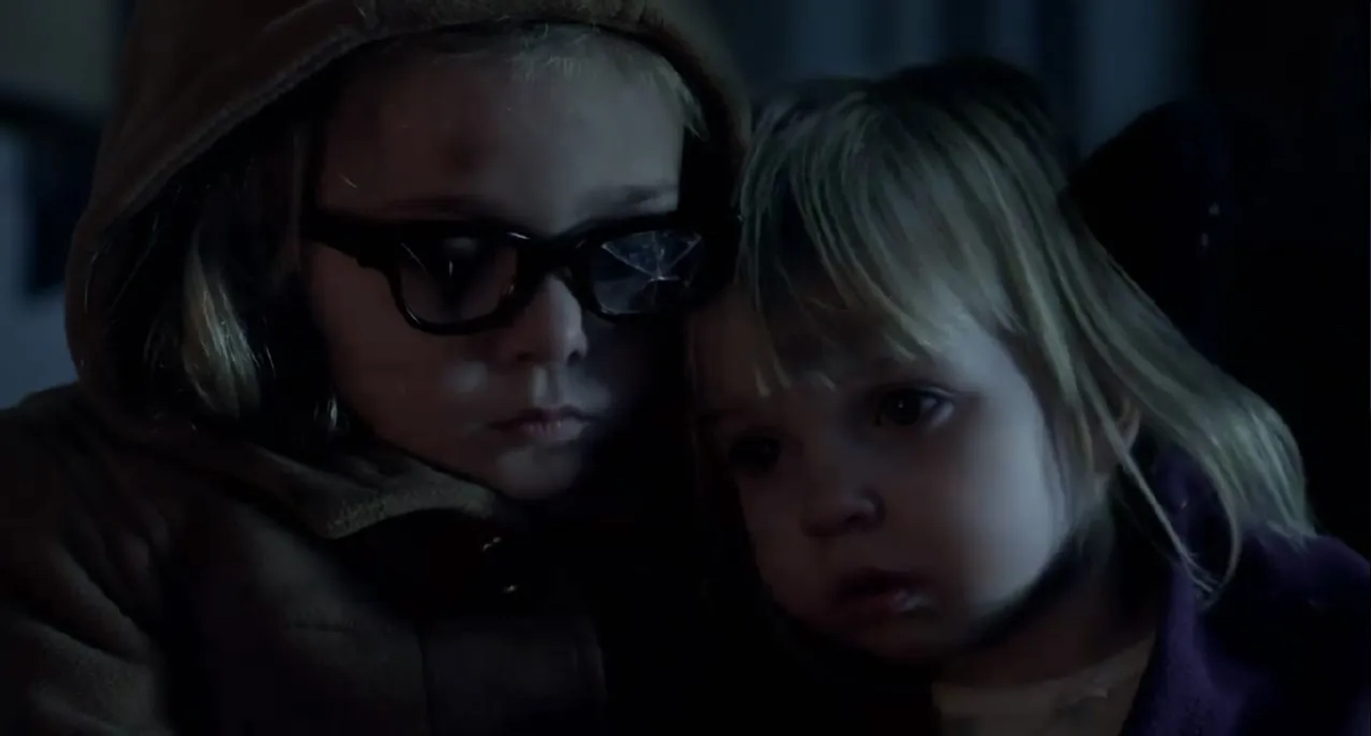 Megan Charpentier and Isabelle Nélisse in Mama (2013)