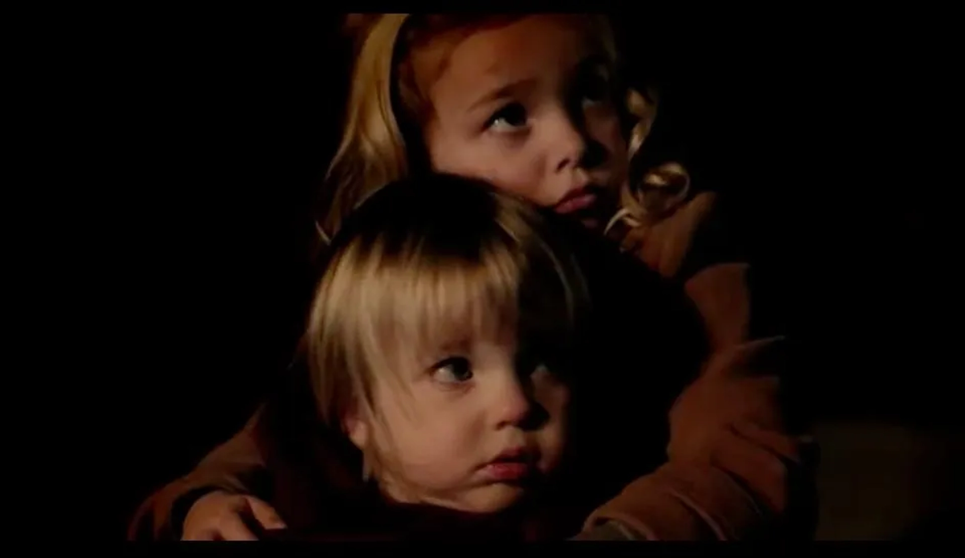 Megan Charpentier and Isabelle Nélisse in Mama (2013)