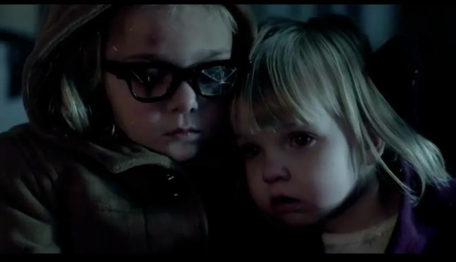 Megan Charpentier and Isabelle Nélisse in Mama (2013)