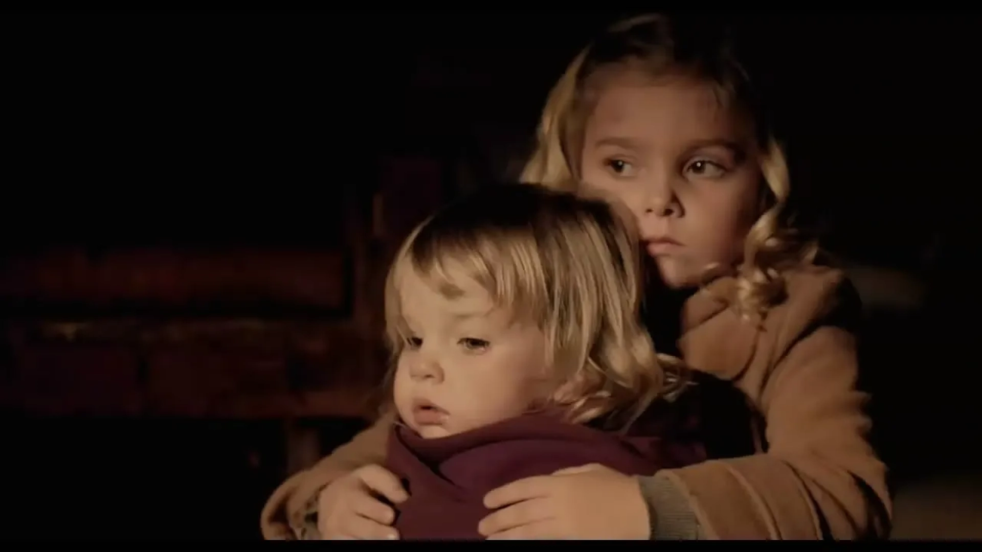 Megan Charpentier and Isabelle Nélisse in Mama (2013)