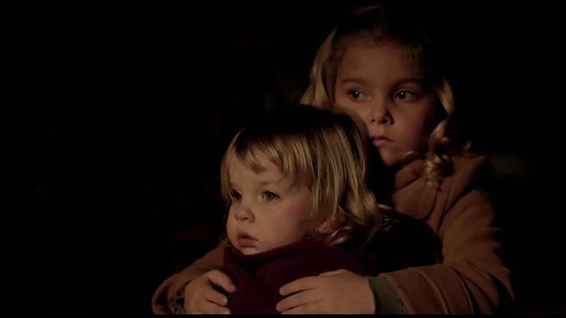 Megan Charpentier and Isabelle Nélisse in Mama (2013)