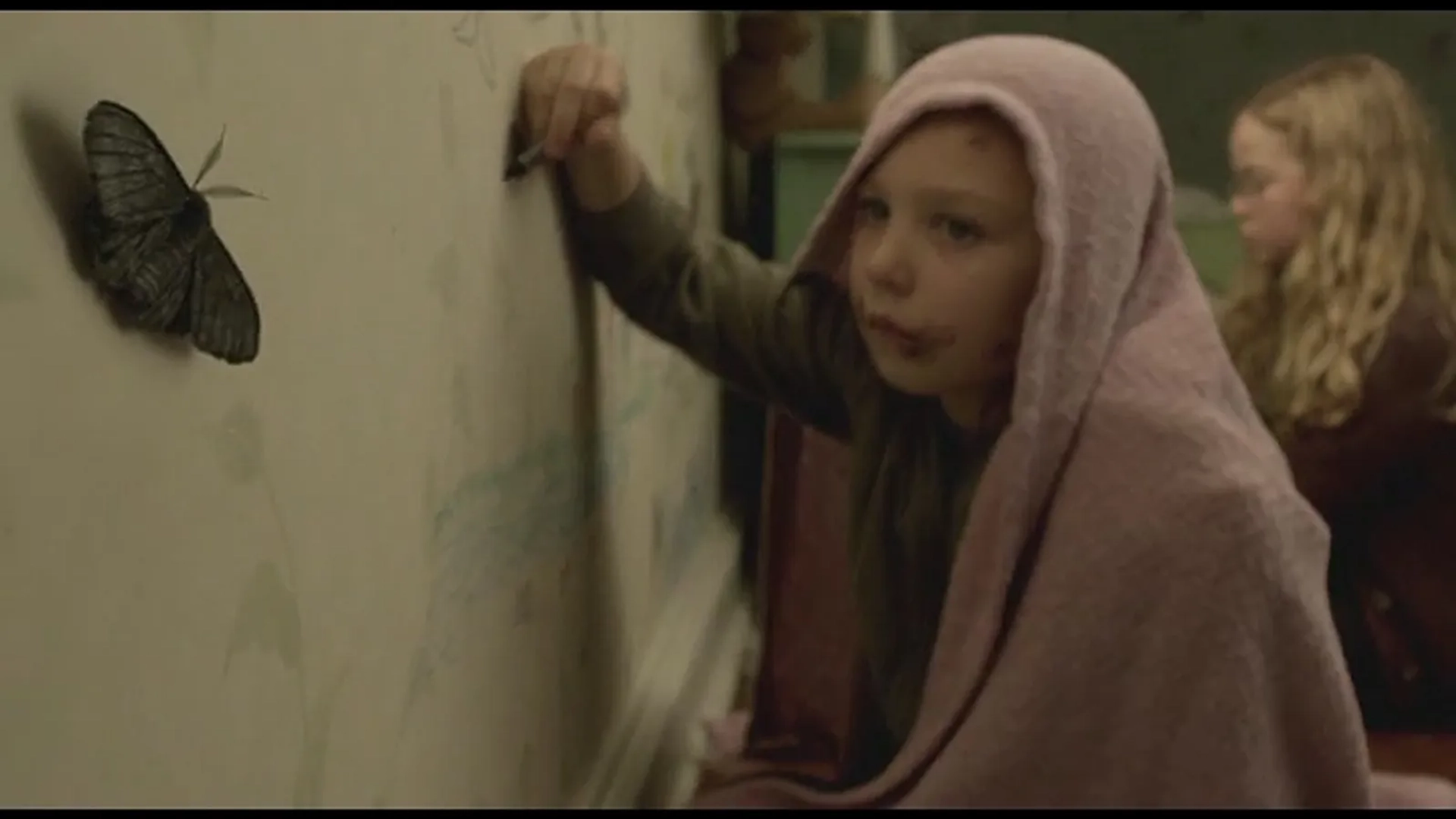 Megan Charpentier and Isabelle Nélisse in Mama (2013)