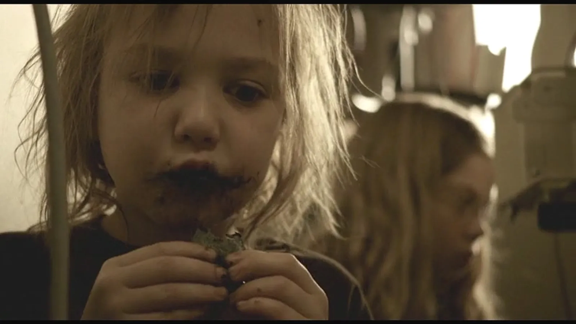 Megan Charpentier and Isabelle Nélisse in Mama (2013)