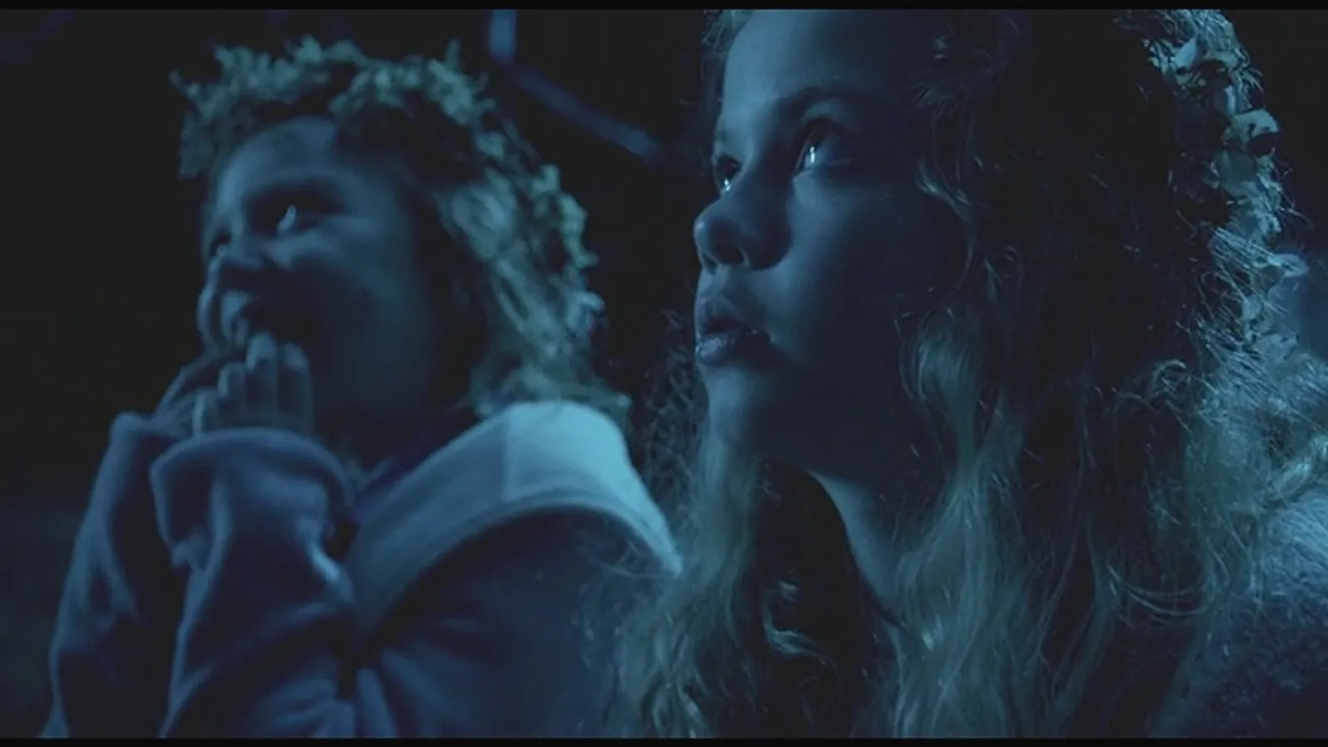 Megan Charpentier and Isabelle Nélisse in Mama (2013)