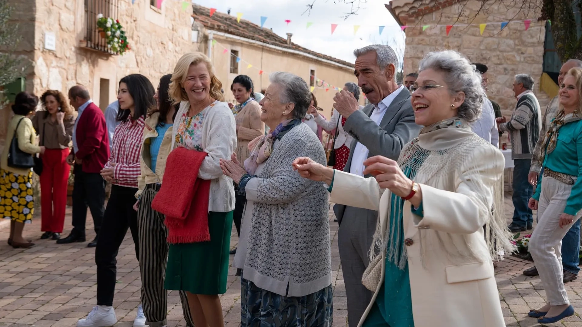 Imanol Arias, Ana Duato, María Galiana, Kiti Mánver, Irene Visedo, and Carmen Climent in Cuéntame (2001)