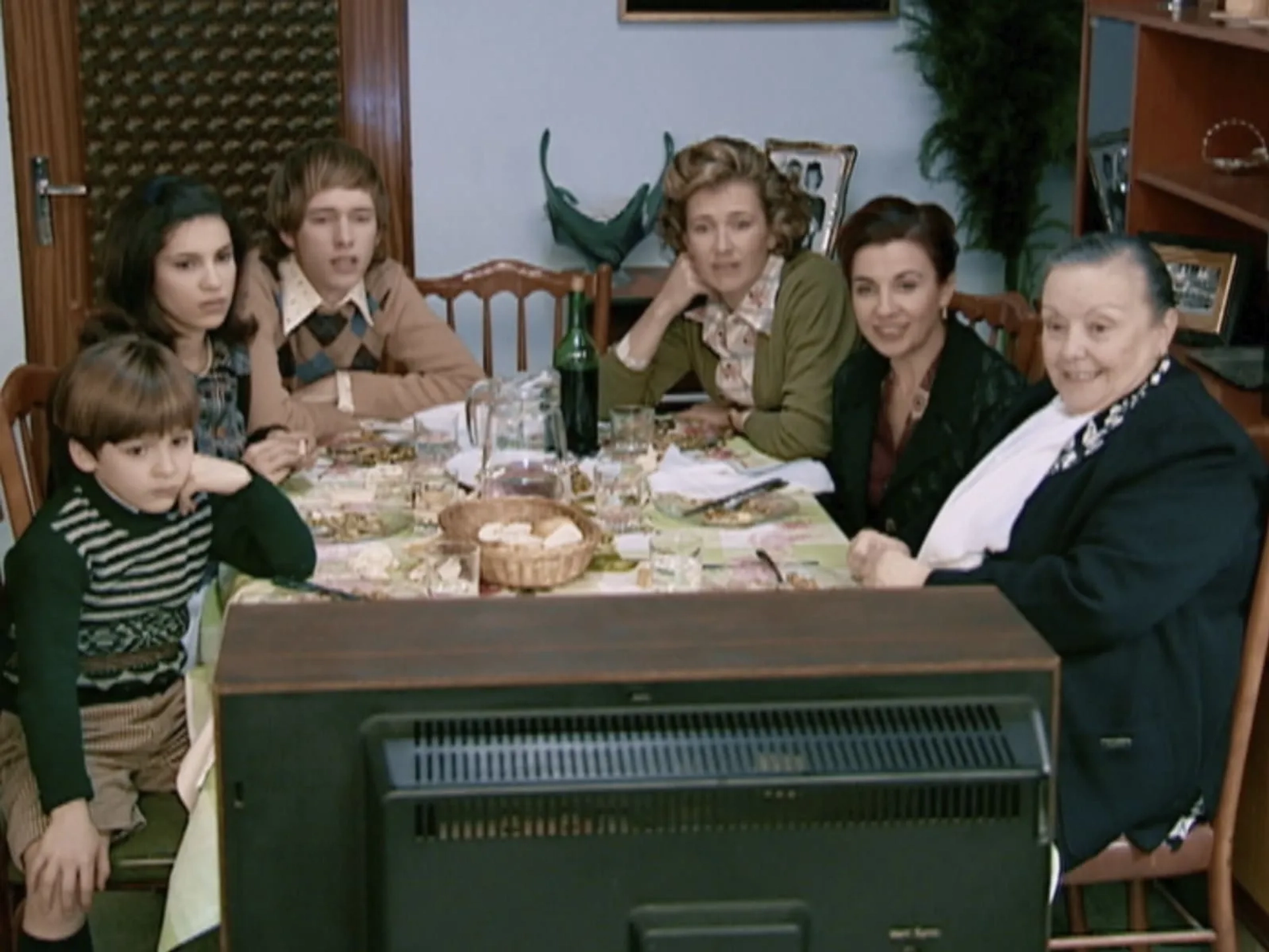 Uxía Blanco, Ana Duato, María Galiana, Pablo Rivero, and Irene Visedo in Cuéntame (2001)