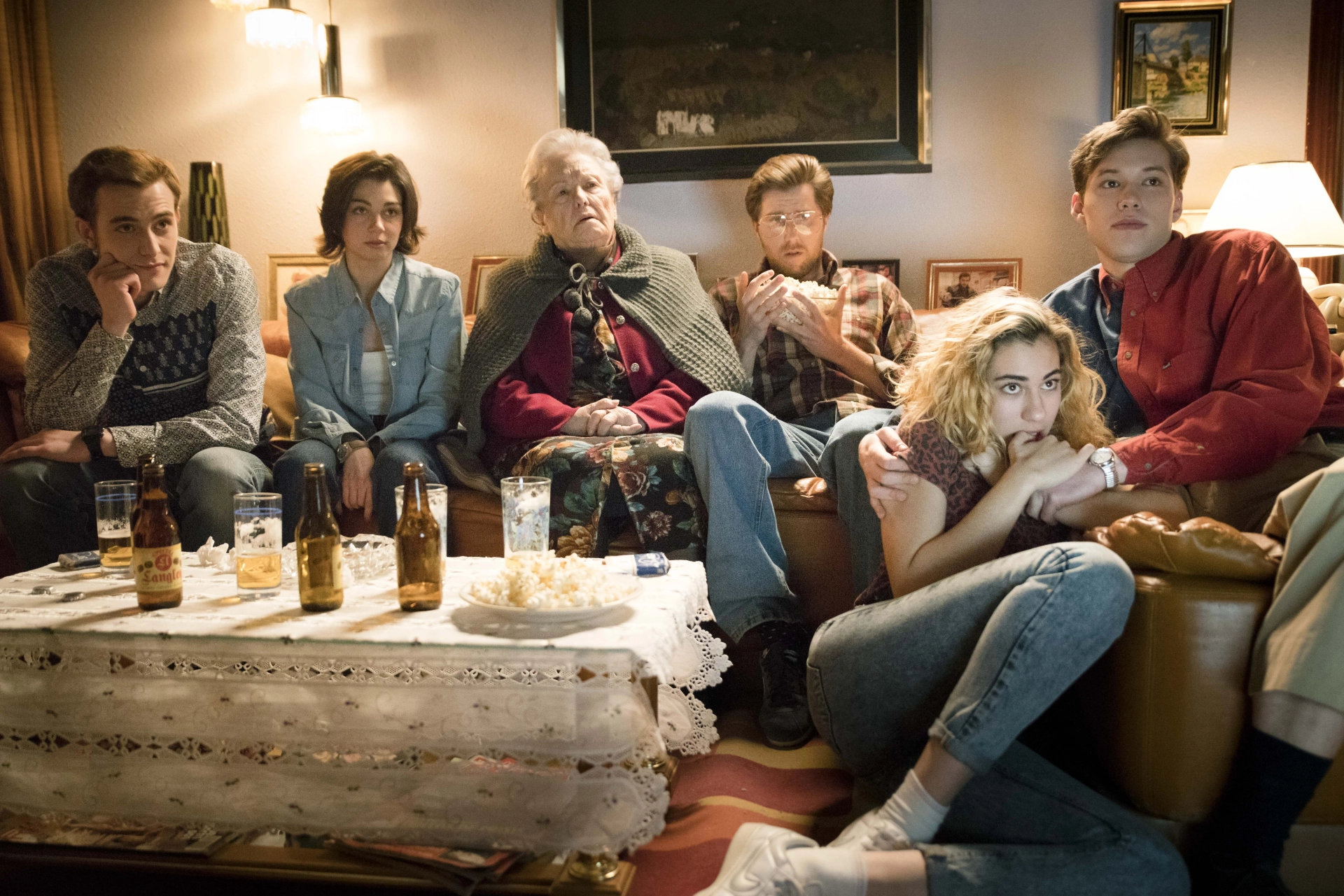 María Galiana, Carmen Climent, Aina Quiñones, Javier Ruesga, Víctor Manuel Martínez, and Joaquín Galletero in Cuéntame (2001)