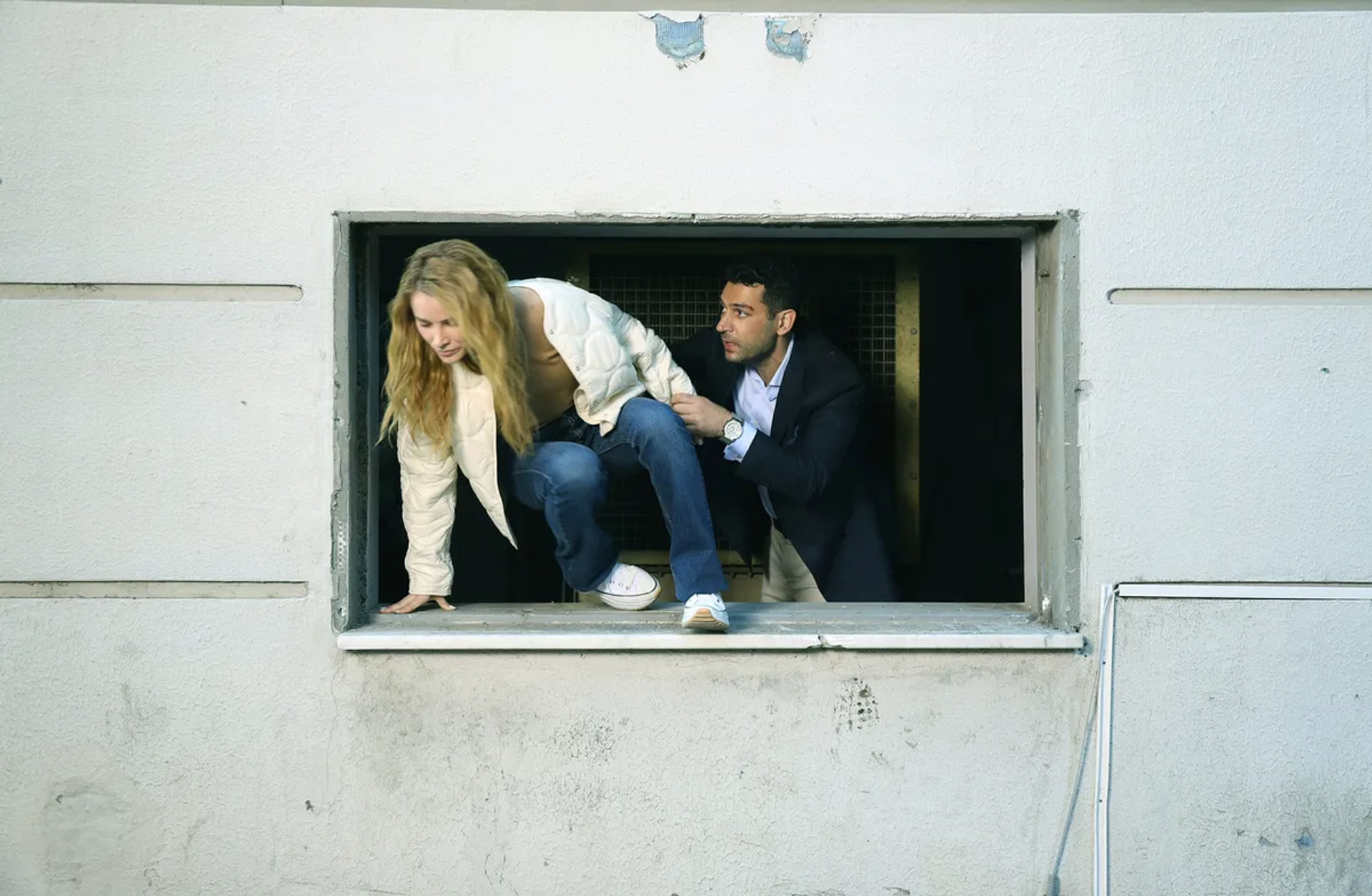 Murat Yildirim and Cansu Büsra Tuman in The Shadow Team (2021)