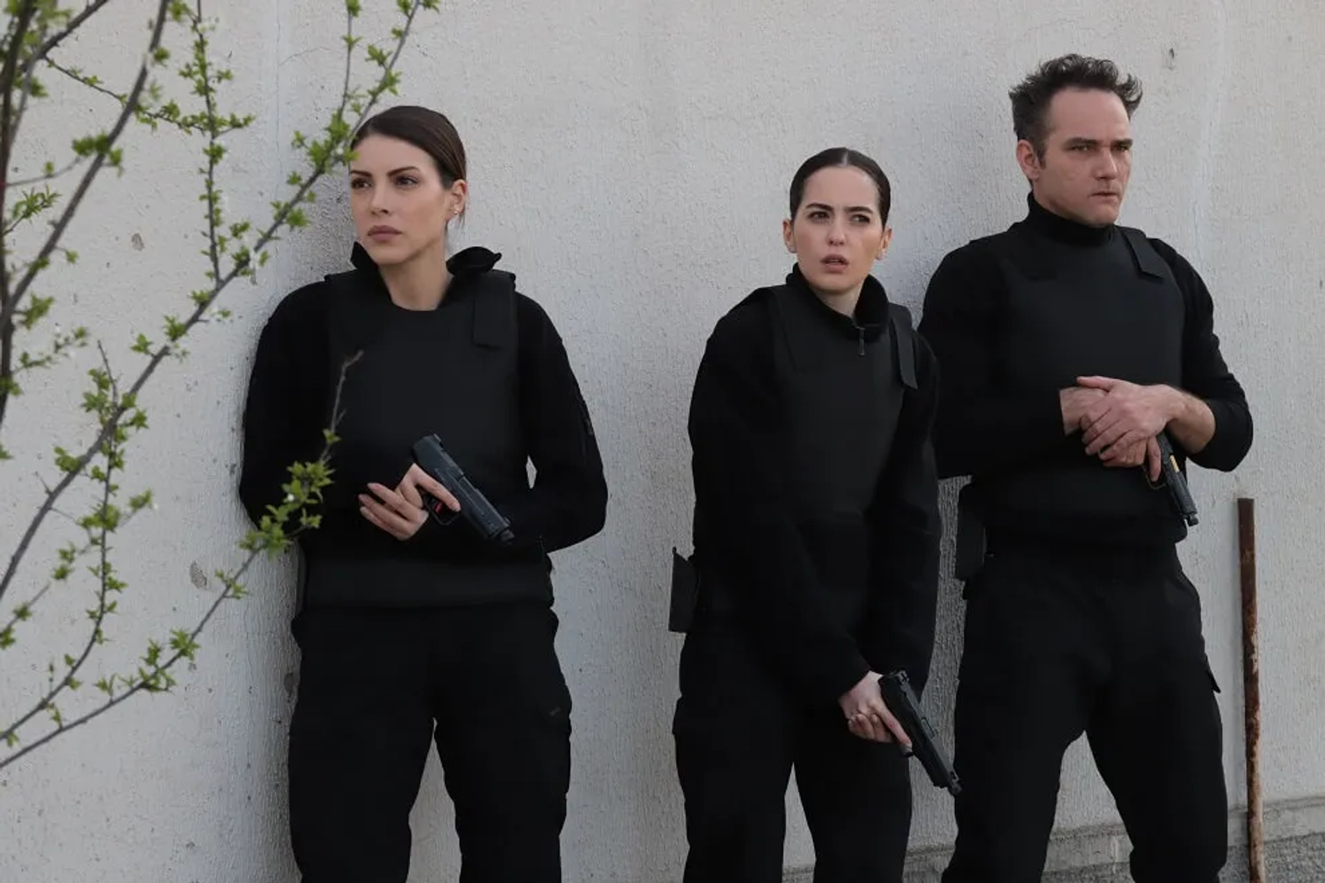 Serdar Yegin, Deniz Baysal, and Ezgi Senler in The Shadow Team (2021)