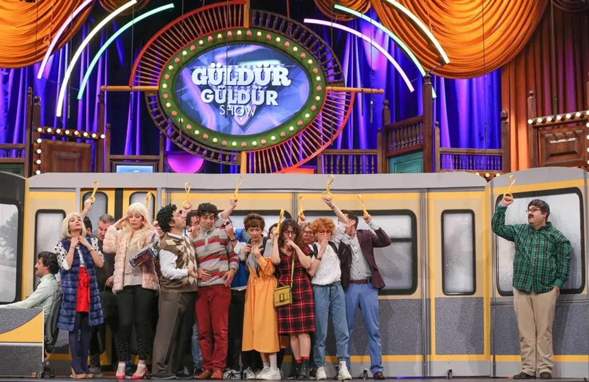 Emre Altug, Evrim Akin, Aylin Kontante, Ünal Yeter, Açelya Topaloglu, Aziz Aslan, Meltem Yilmazkaya, Onur Atilla, Özgün Aydin, and Irem Kahyaoglu in Güldür Güldür Show: 218. Bolum (2019)