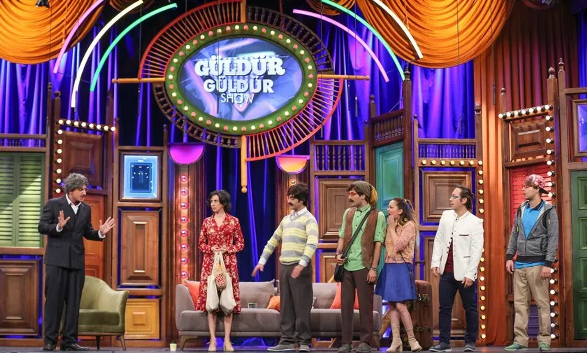 Evrim Akin, Ünal Yeter, Ugur Bilgin, Burak Topaloglu, Özgün Aydin, and Irem Kahyaoglu in Güldür Güldür Show: 217. Bolum (2019)