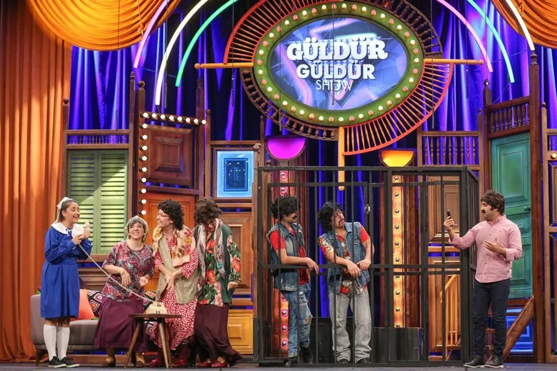 Aylin Kontante, Ünal Yeter, Meltem Yilmazkaya, Onur Buldu, Özgün Aydin, and Ecem Erkek in Güldür Güldür Show: 213. Bolum (2019)